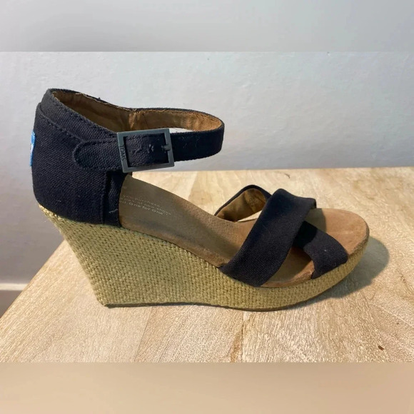 Toms size 8 wedge, strappy sandals in black - Picture 2 of 5